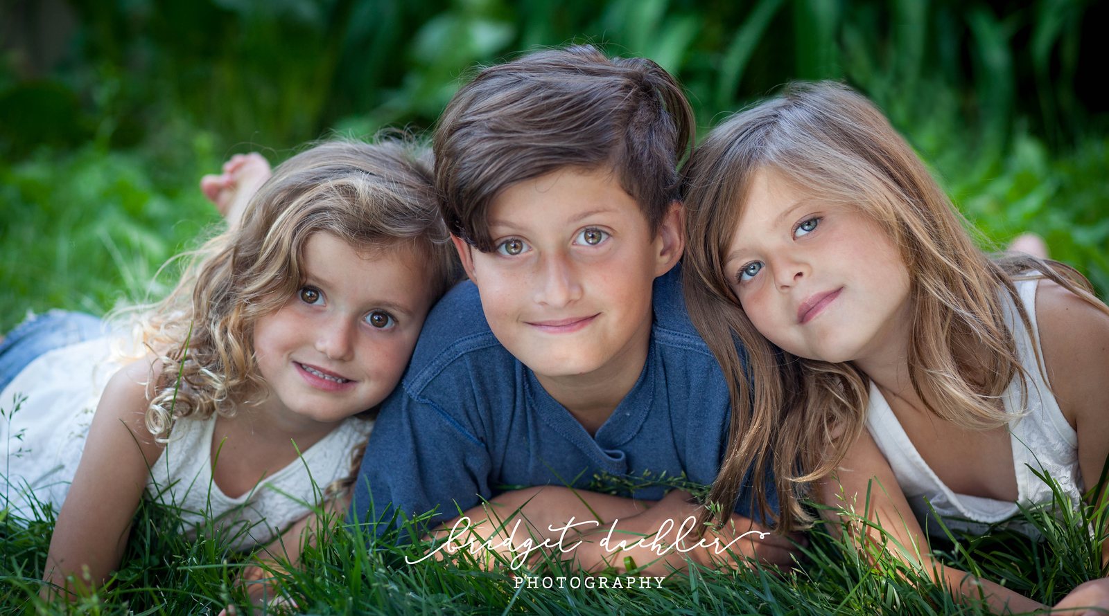 Family portrait with parents and children in warm evening light near Austin (horizontal frame 13, variation 2)