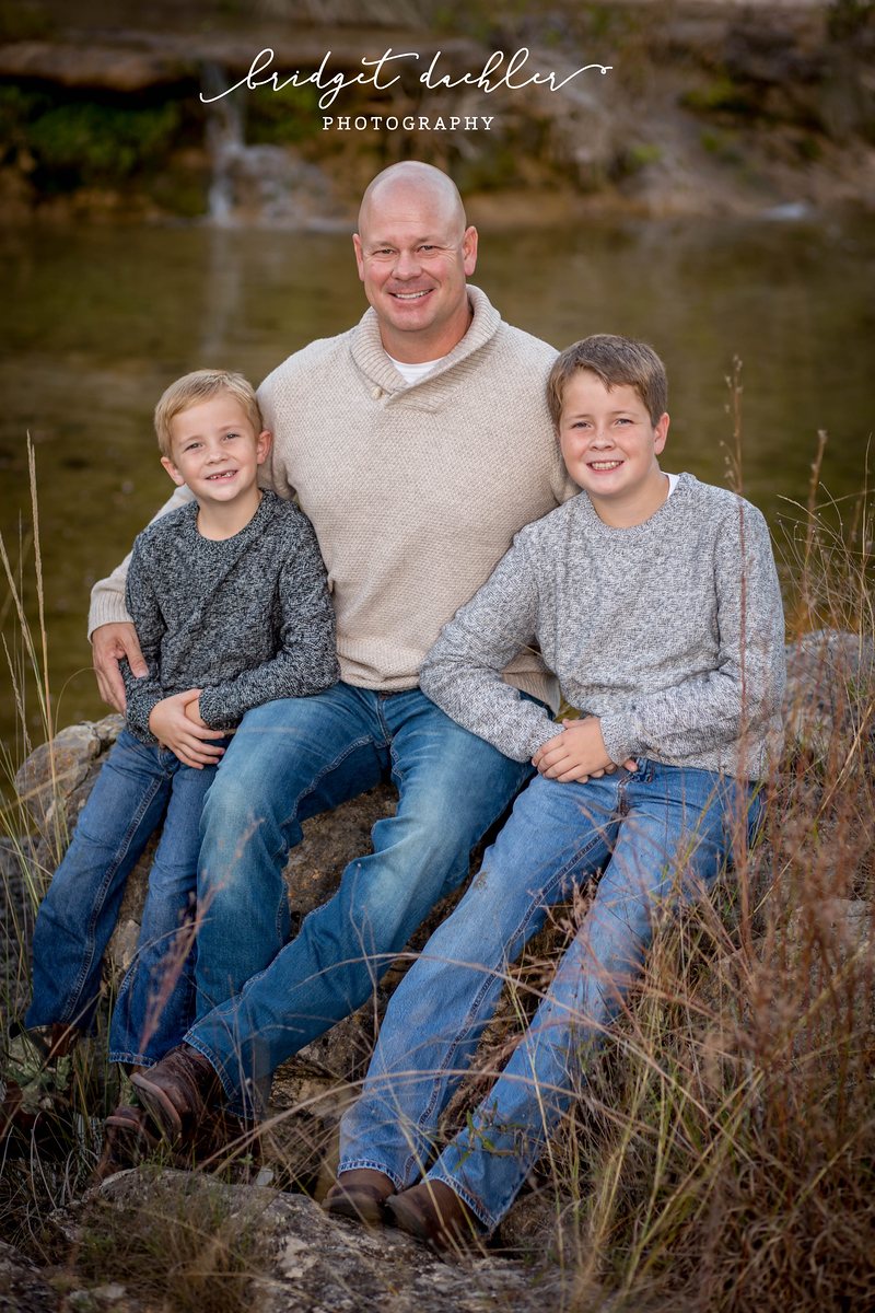Parent and child portrait in soft natural light in Austin, Texas (vertical frame 7)
