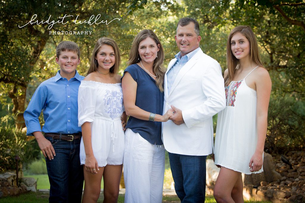 Family portrait with parents and children in warm evening light near Austin (horizontal frame 33, variation 4)