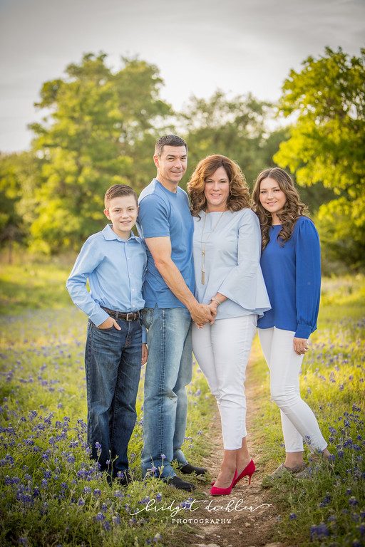 Family portrait with parents and children in warm evening light near Austin (vertical frame 43, variation 5)