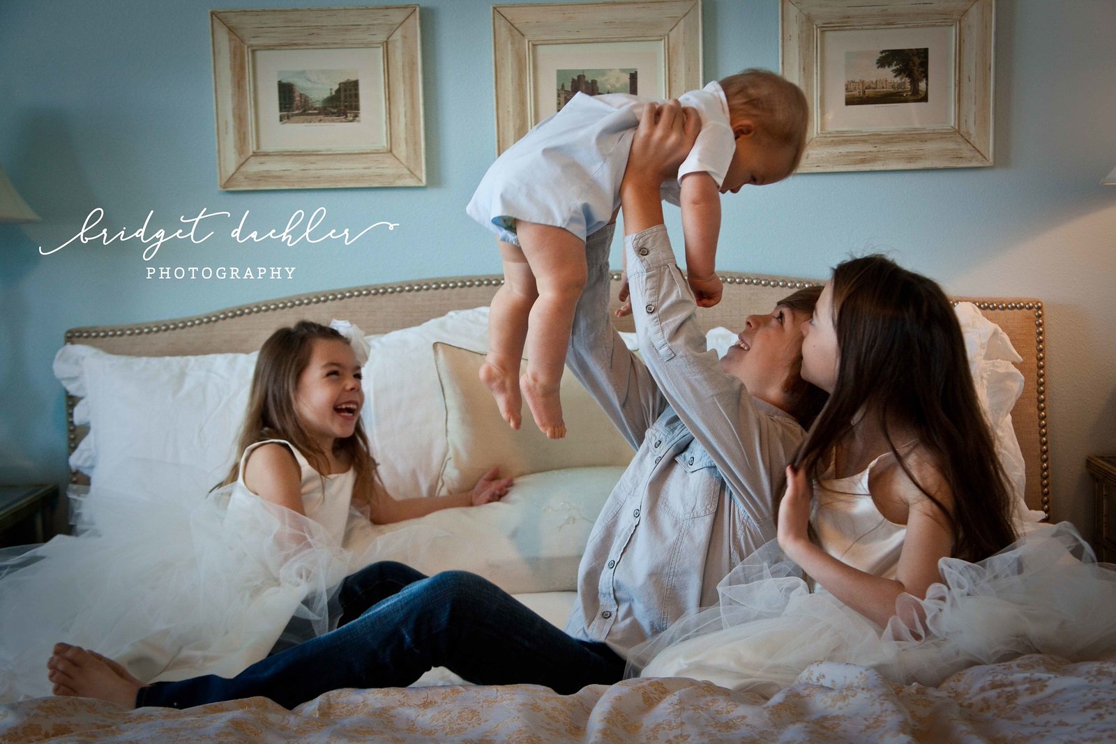 Family session portrait under live oaks at golden hour near Austin, Texas (horizontal frame 25, variation 3)